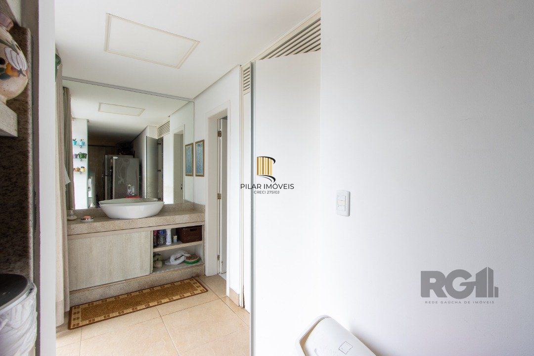 Casa em condominio . com 6 suites, sendo 3 suítes master com closet e hidro.