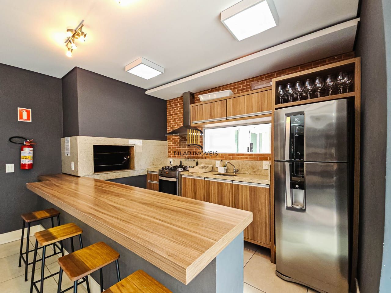 Excelente apartamento com dois sendo suite , duas vagas ,semi mobiliado