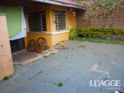 casa com 4 dormitórios, sendo uma suíte , e 530 area privativa