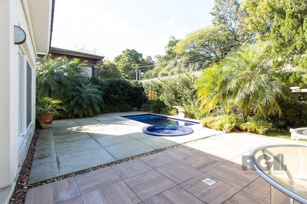 Casa no Condomínio Las Rocas, vista para o Guaíba, com 5 suítes