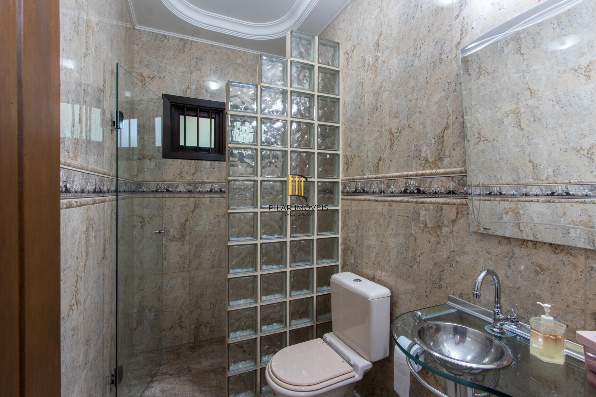 Casa com 3 quartos e 357m² à venda em Tristeza, Porto Alegre.