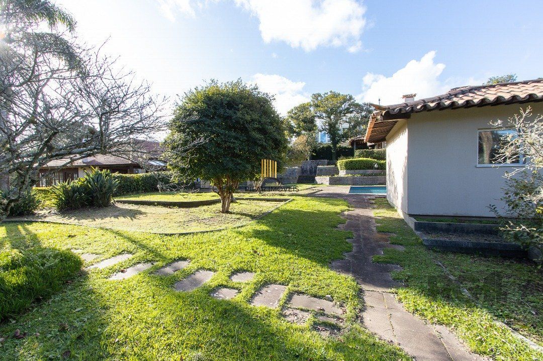 Casa Condomínio a Venda - 880m², 5 dormitórios, sendo 2 suítes, a master com lareira, 4 vagas - Cavalhada