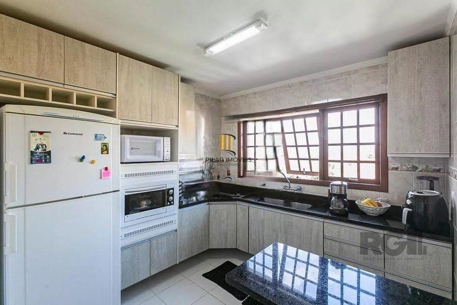 Casa com 161m² e 3 dormitórios com suíte, piscina no bairro Espírito Santo em PORTO ALEGRE