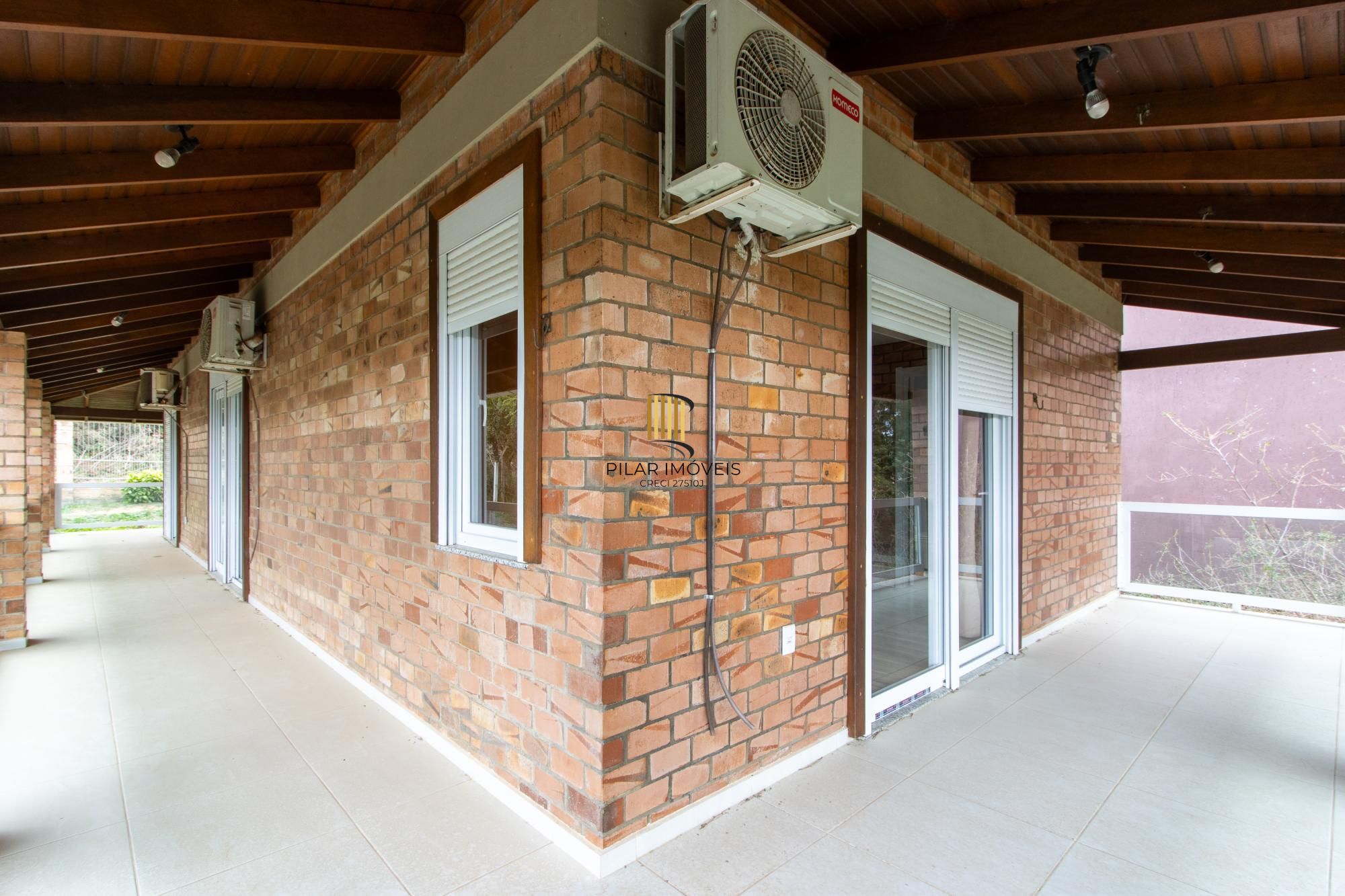 Casa de alvenaria, com 3 dormitórios, 1 suíte, living, cozinha, lavanderia, churrasqueira, banheiro social, pátio e 4 vagas de garagem.