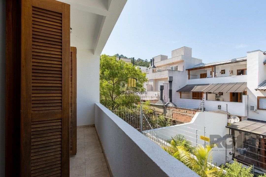 Casa 3 dormitórios no bairro Guarujá
