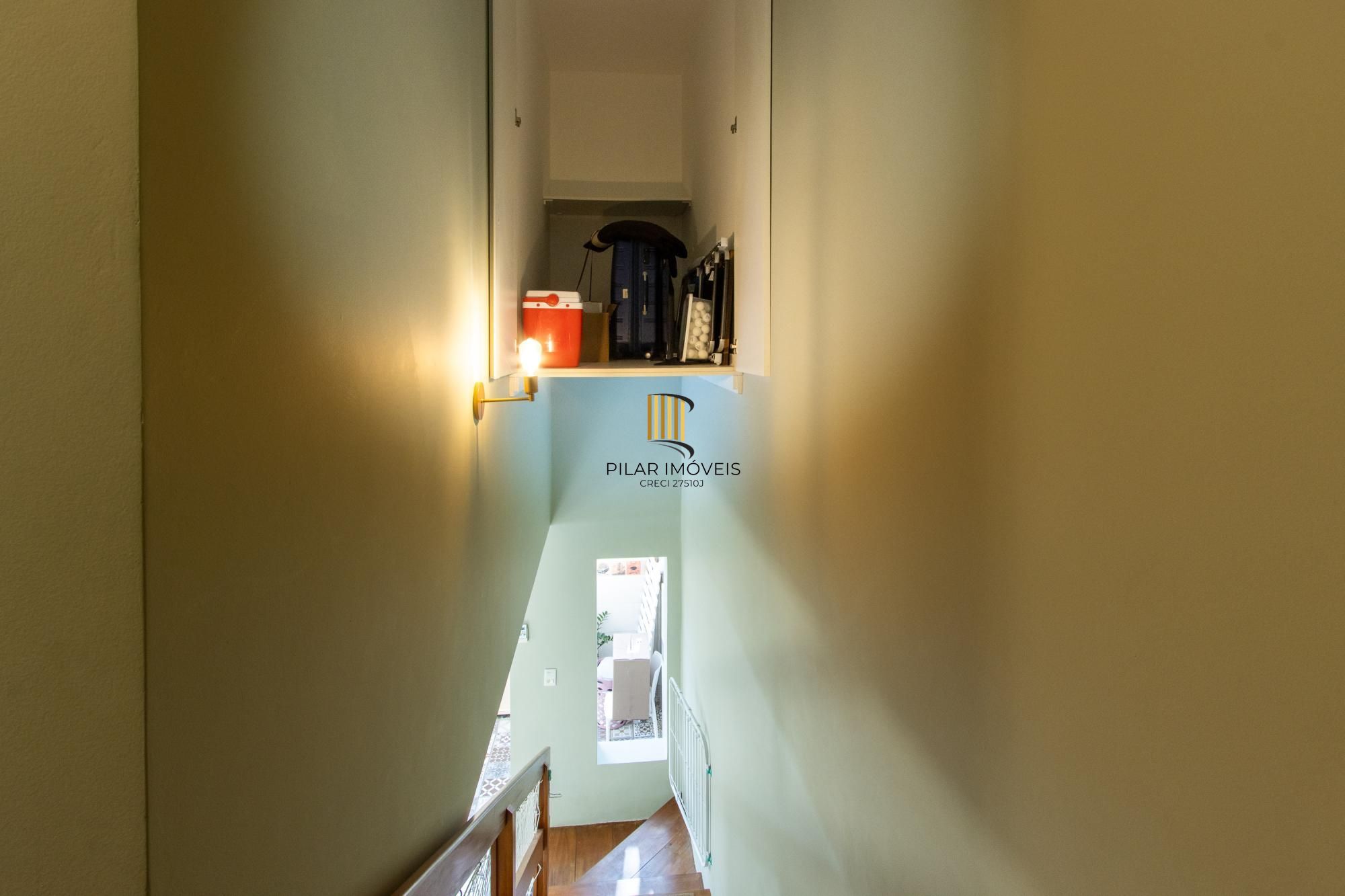 Casa em condomínio, com 3 quartos, com suíte, 2 vagas cobertas, churrasqueira, no Bairro Nonoai.