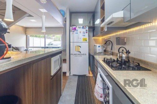Casa impecável e mobiliada, com 3 niveis, possui 3 dormitórios sendo 1 suíte, 4 banheiros