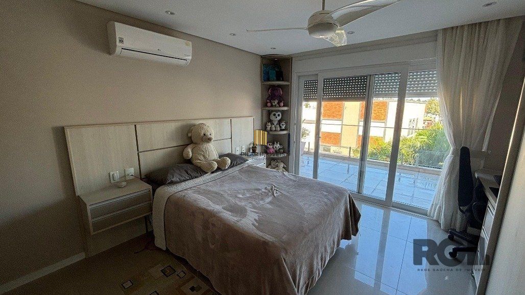Casa em condomínio com 4 suítes, 4 vagas de garagem, pátio com piscina