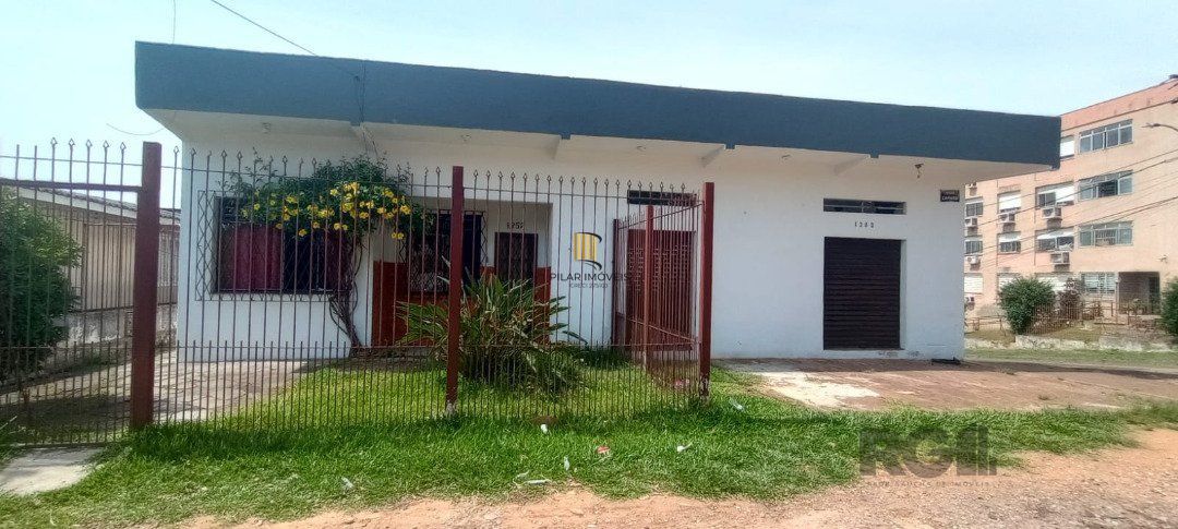 Casa de 3 dormitórios com piscina no Bairro Cristal.