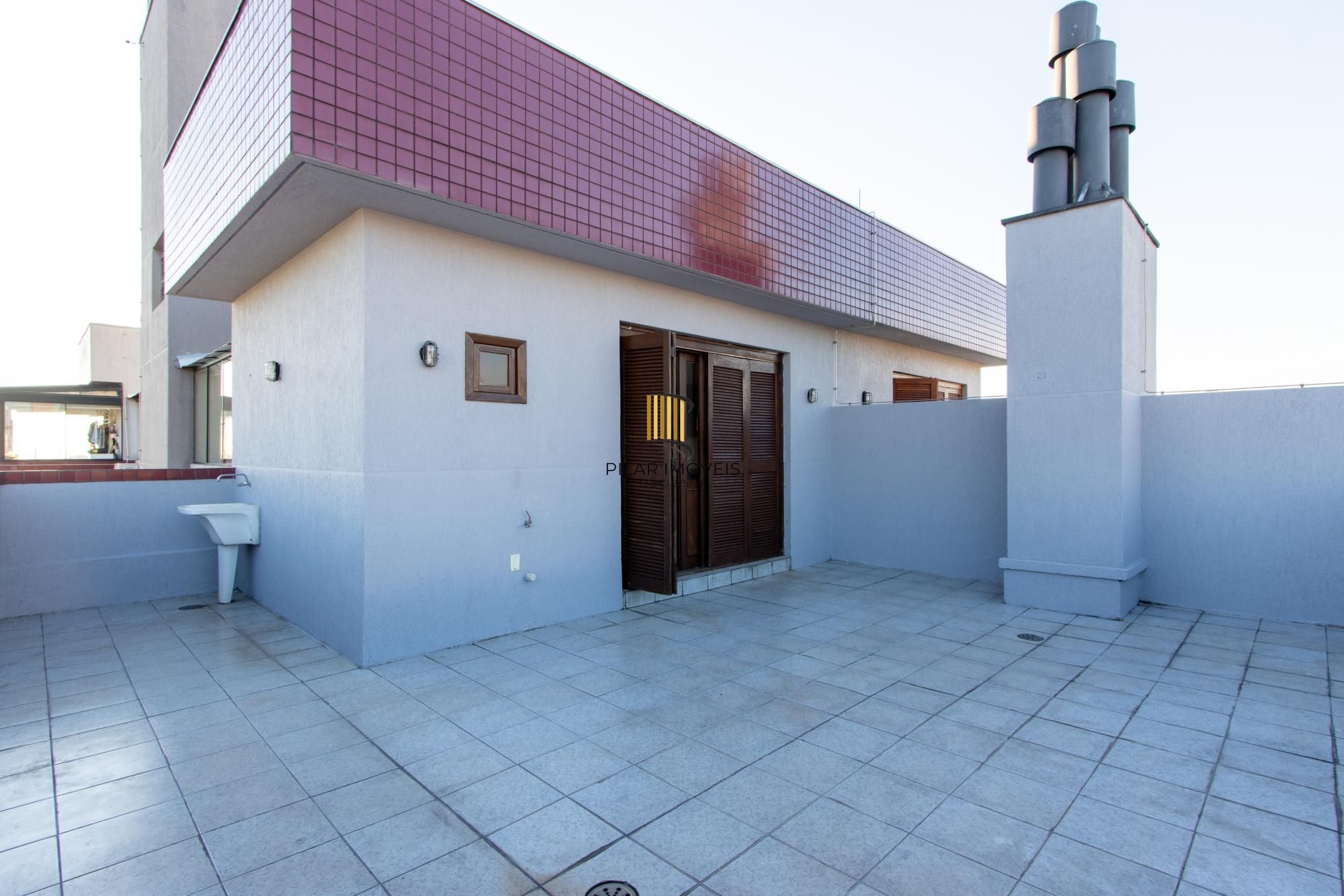 COBERTURA 2 QUARTOS, 2 VAGAS INDIVIDUAIS ESCRITURADAS, ELEVADOR - BAIRRO SANTO ANTONIO