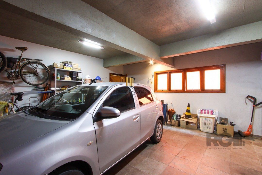 Casa com 4 dormitórios, sendo 1 suíte, com 2 vagas cobertas, no bairro Nonoai, Porto Alegre, RS