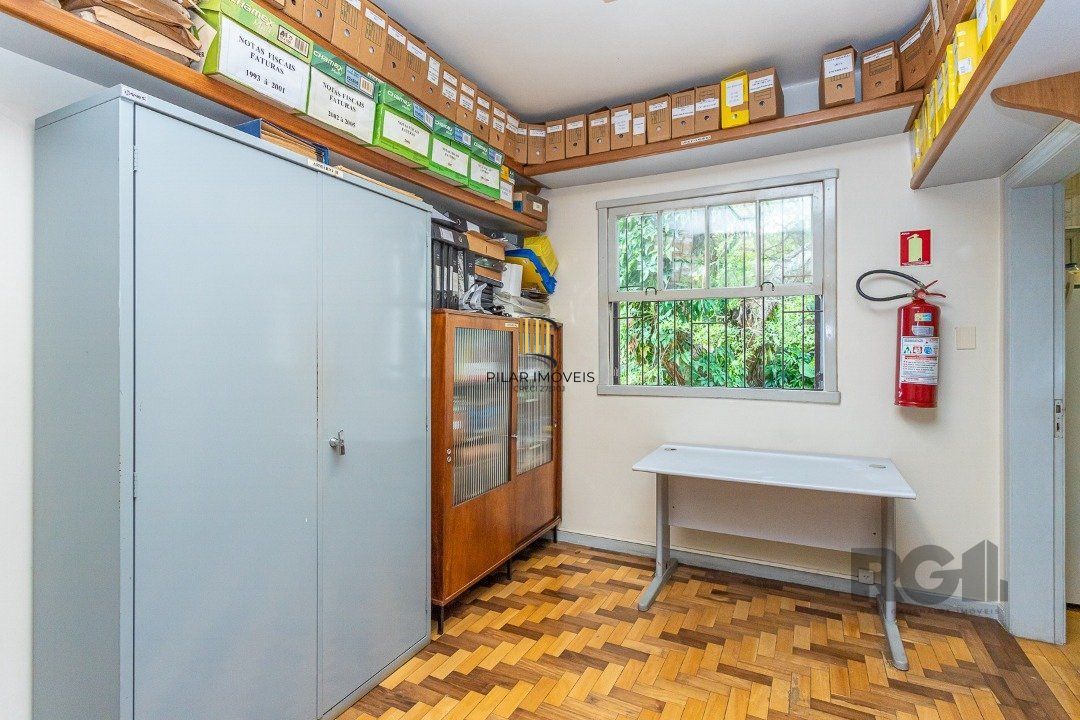 Casa  4 dormitórios, sendo 1 suíte no bairro Menino Deus em Porto Alegre