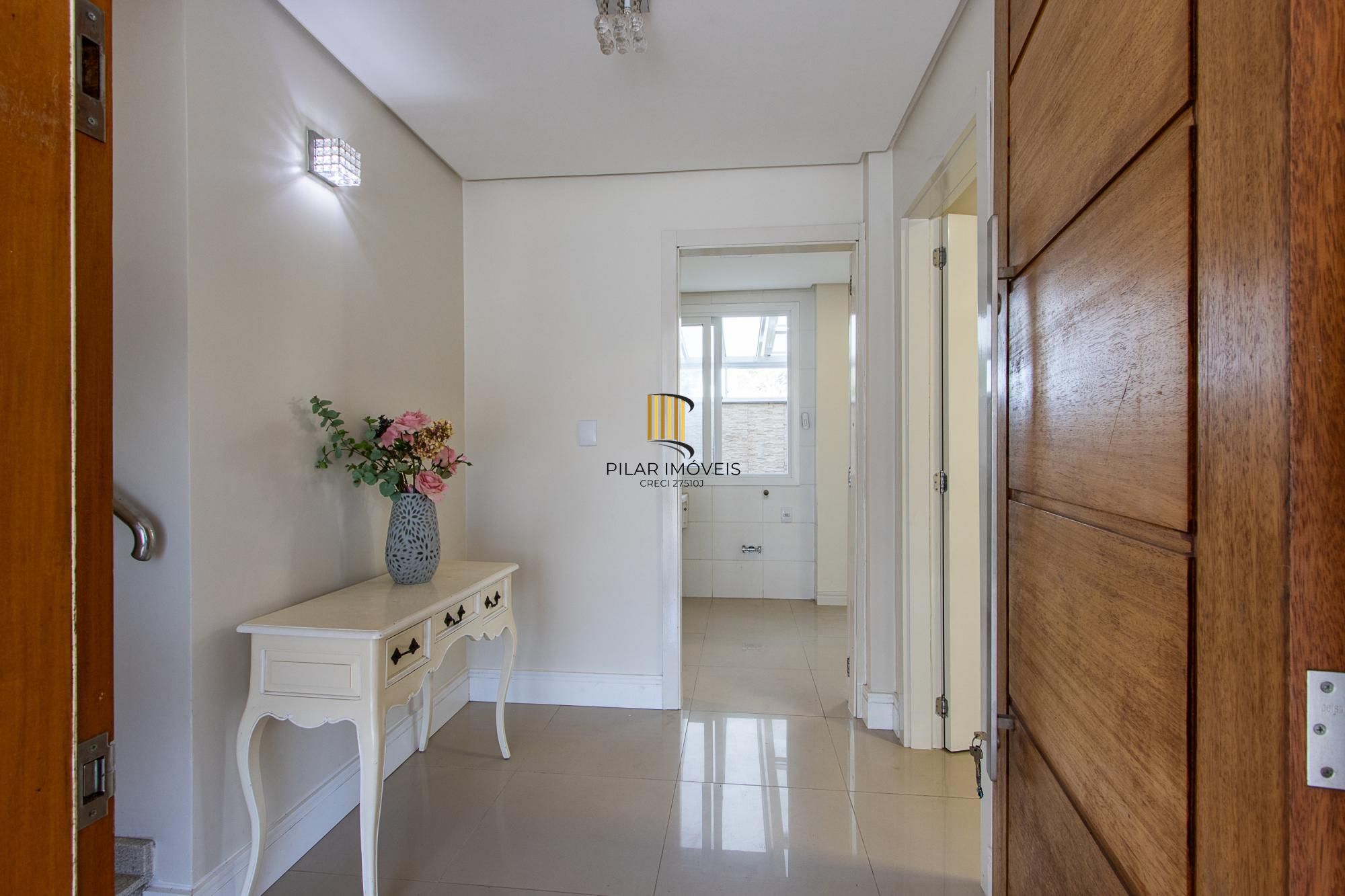 Casa de esquina à venda na Av. Copacabana | 3 dormitórios | 3 vagas |