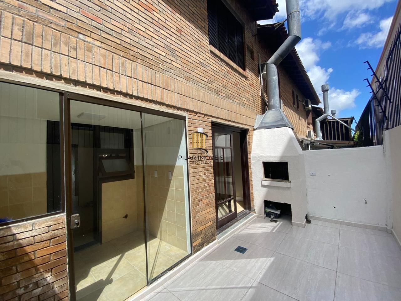 Casa 3 dormitórios, sendo 1 suíte, 2 vagas de garragem - bairro Ipanema