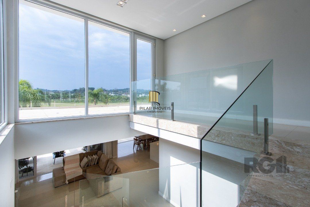 casa com  3 suítes no piso superior, mais 1 suíte no primeiro pavimento.