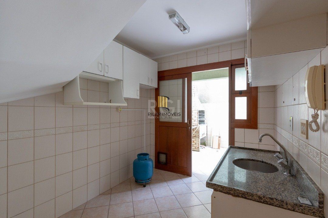 Casa de Condomínio 3 dormitórios no bairro Camaquã