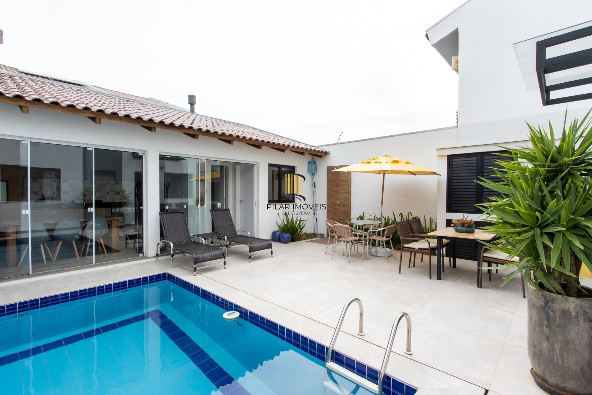 Excelente casa de alvenaria, 4 dormitórios, 2 suítes e 2 vagas de garagem.