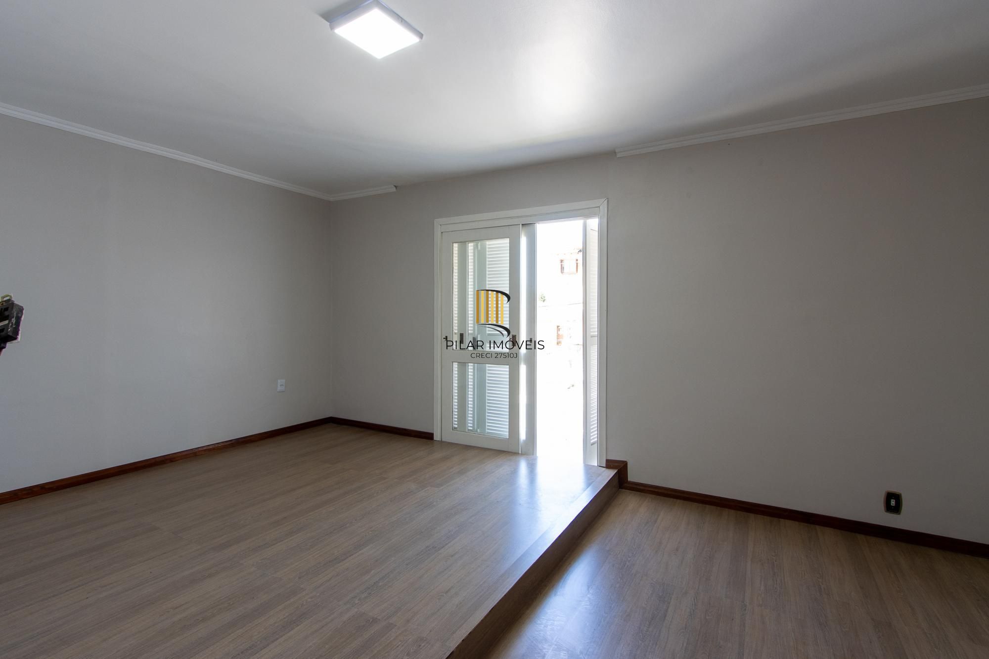 Casa de alvenaria, com 3 quartos, 1 suíte e 3 vagas de garagem.