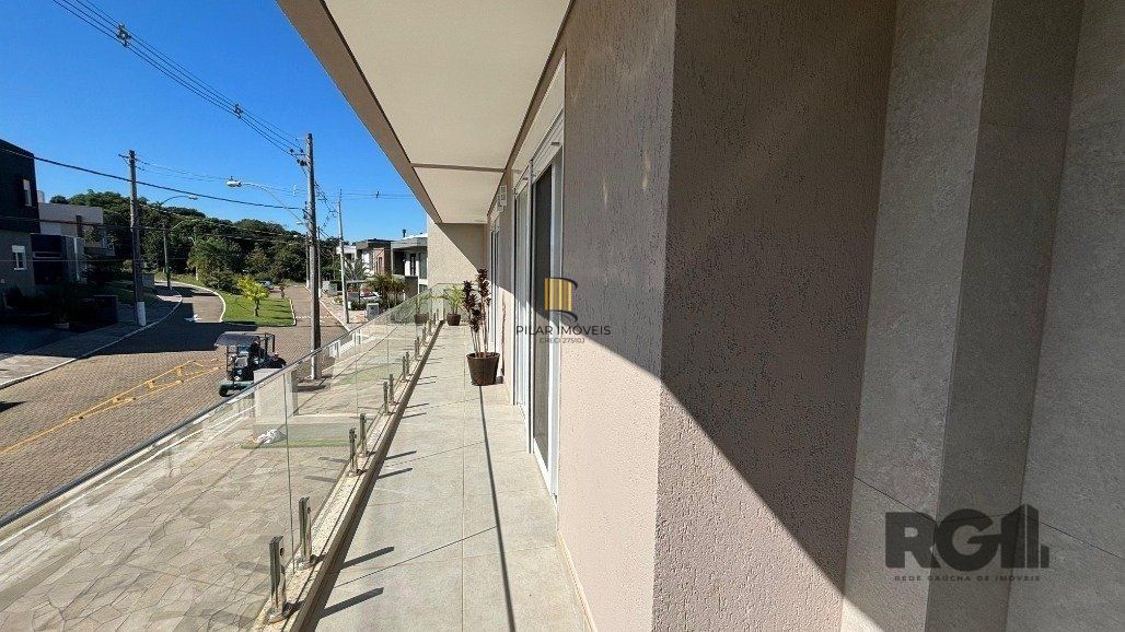 Casa em condomínio com 4 suítes, 4 vagas de garagem, pátio com piscina