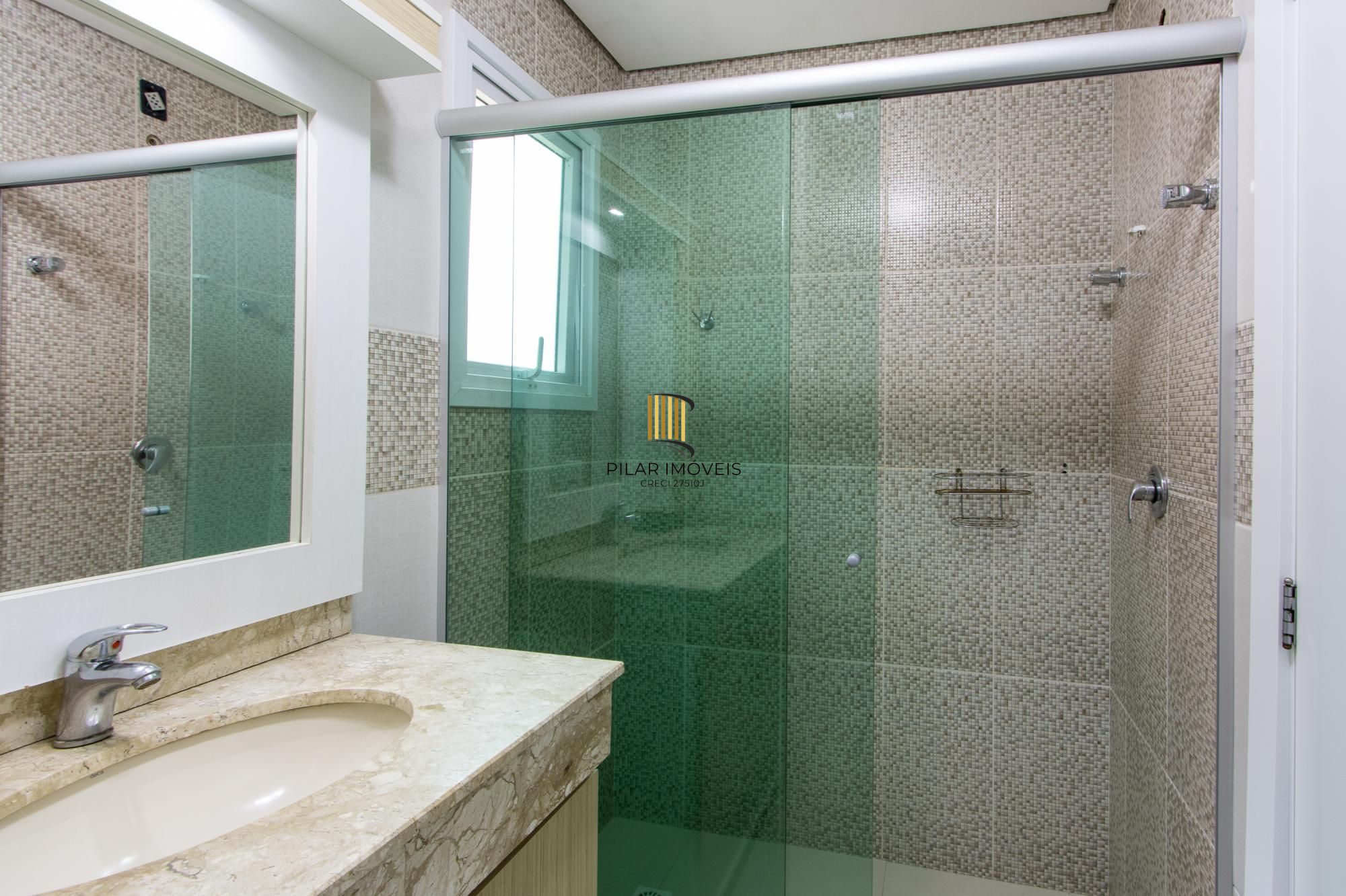 Casa de alvenaria, com 3 dormitórios, 1 suíte, living, cozinha, lavanderia, churrasqueira, banheiro social, pátio e 4 vagas de garagem.