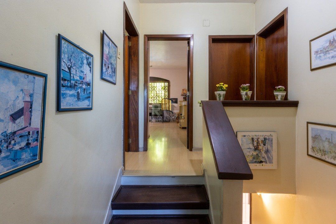 Sobrado com 345m² privativos, 3 suites, 2 vagas, churrasqueira. pátio com piscina - Bairro Cristal