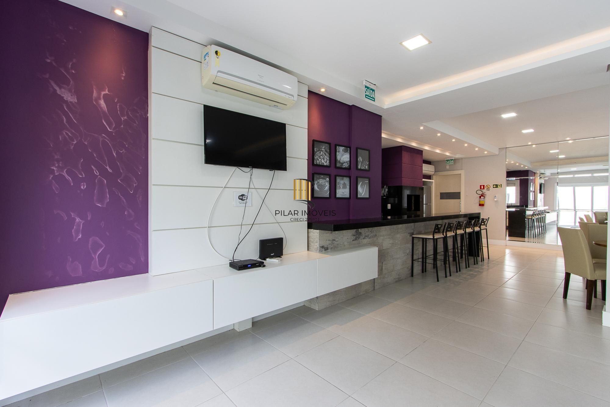 Apartamento de 2 dormitórios com suíte, churrasqueira e infraestrutura completa na Zona Sul de Porto Alegre.