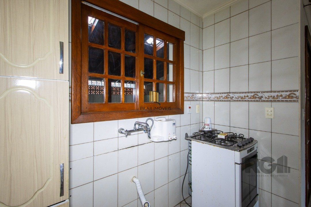 Casa em Condomínio na Zona Sul, no bairro Hípica, com 2 dormitórios, living para dois ambientes, cozinha mobiliada, lavabo