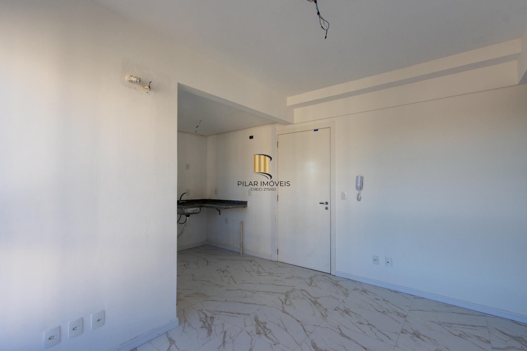 Apto com 3 dormitórios suíte e box coberto ( nunca habitado e reformado )