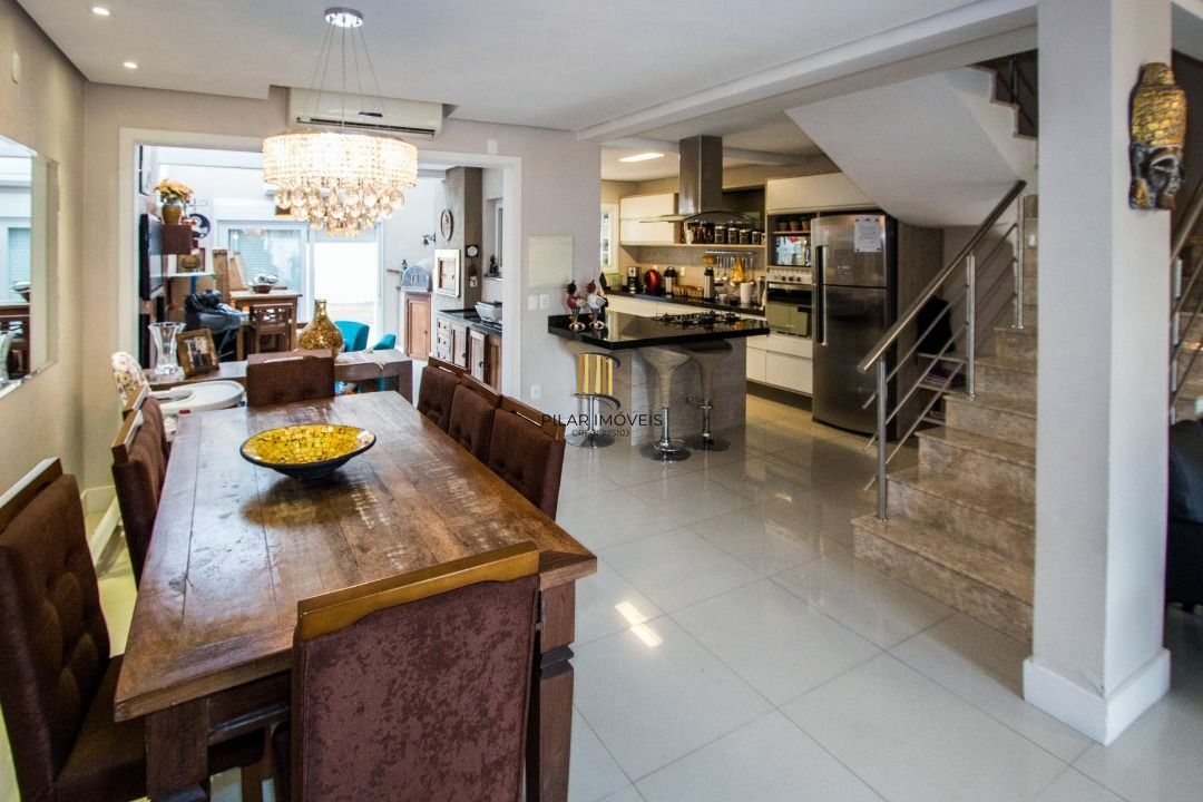 Casa para Venda - 147.3m², 3 dormitórios, sendo 1 suites, 3 vagas - Guarujá