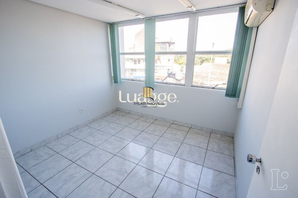 Sala comercial com 22m² de área privativa, frente, piso cerâmico, equipada com lavabo e ar-condicionado split - Pilar Imóveis
