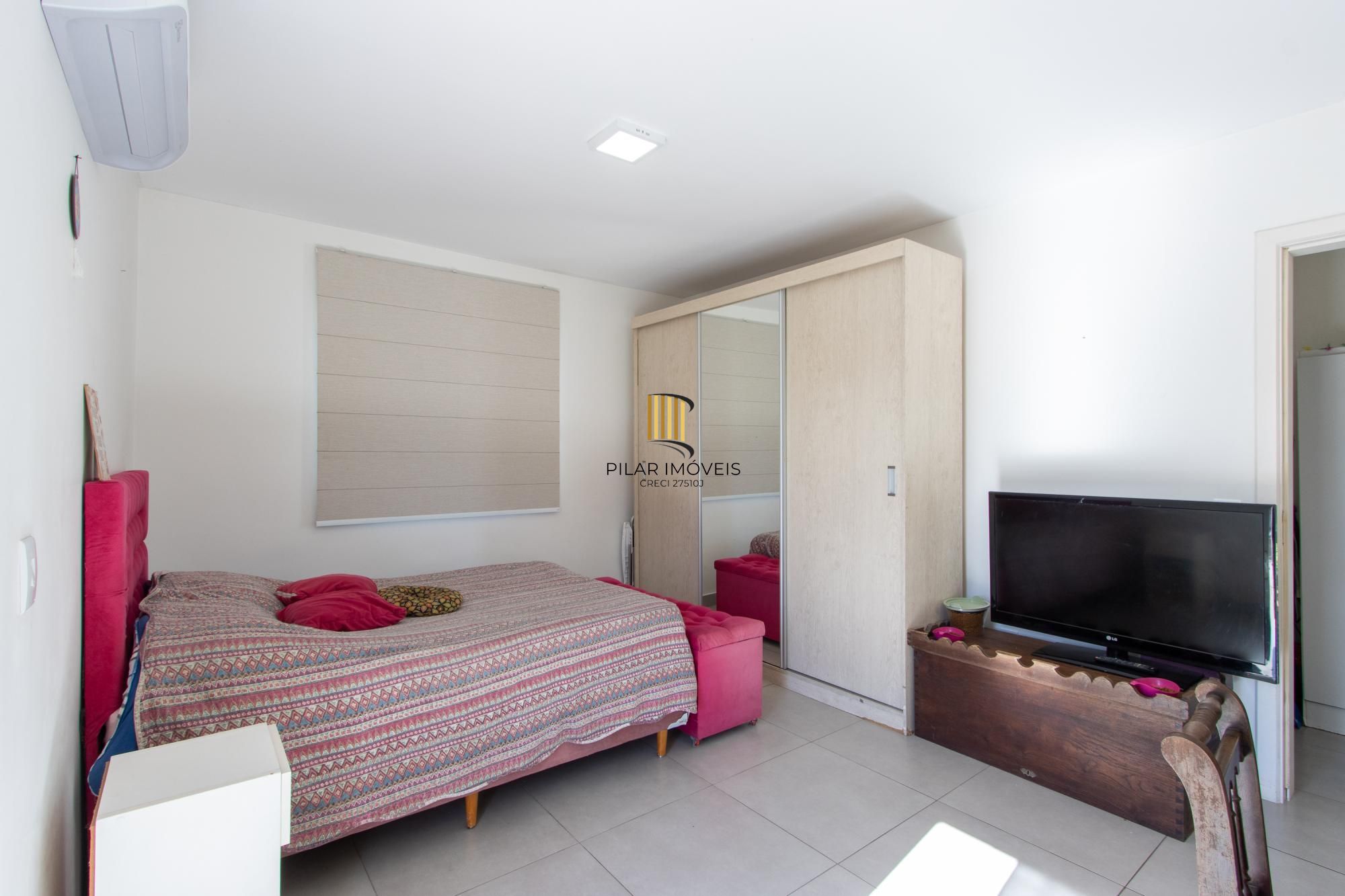 Casa 3 Dormitórios no Bairro Tristeza com 2 Vagas de Garagem