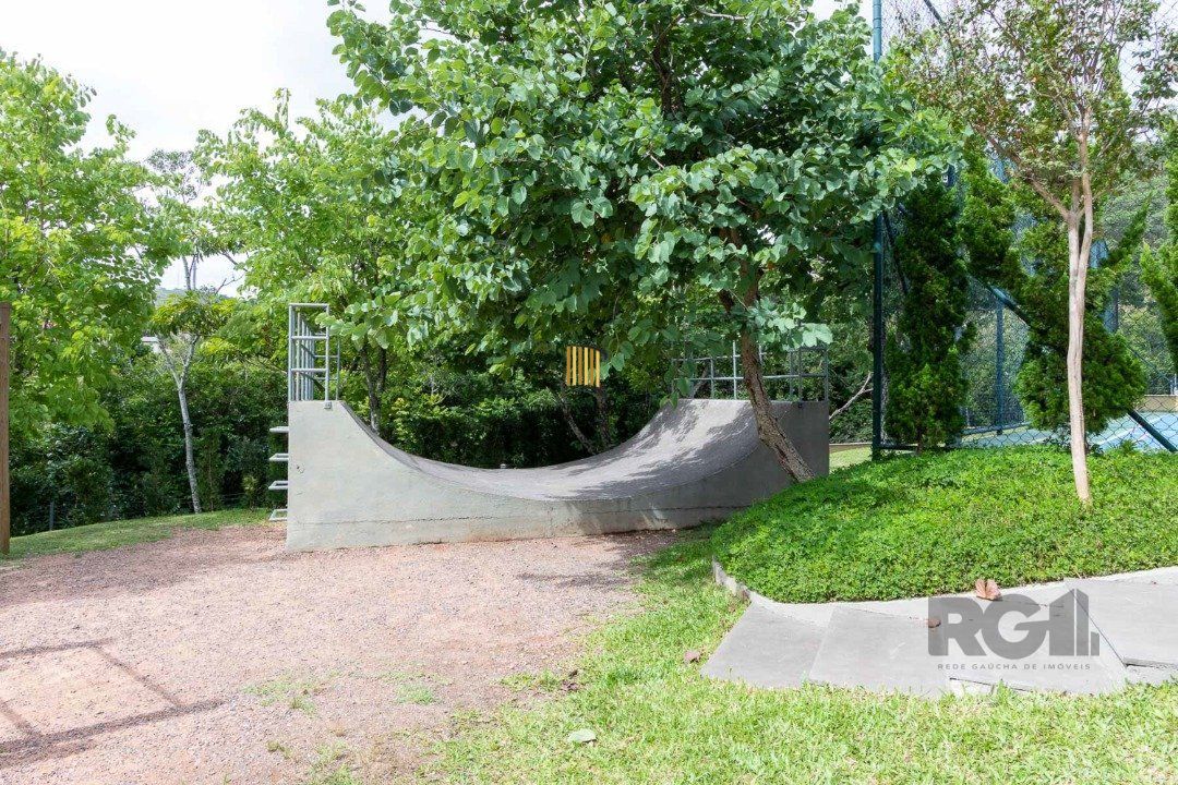 Casa em condomínio fechado,  com 3 quartos,  suíte, 3 banheiros e 2 vagas - Bairro Teresópolis