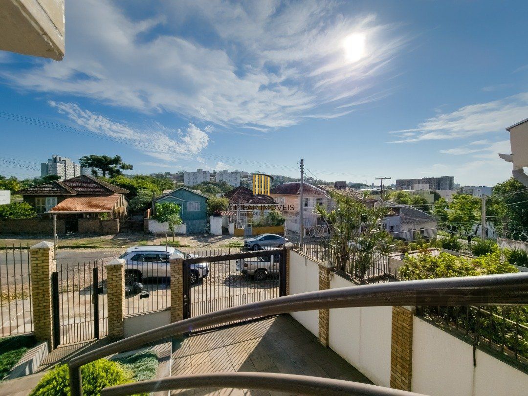 Casa 4 dormitórios no bairro Glória