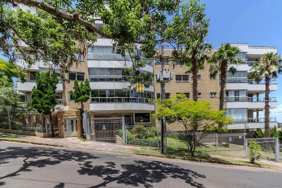 Apartamento com 3 dormitórios, 2 vagas e 231.61m² - Bairro Menino Deus