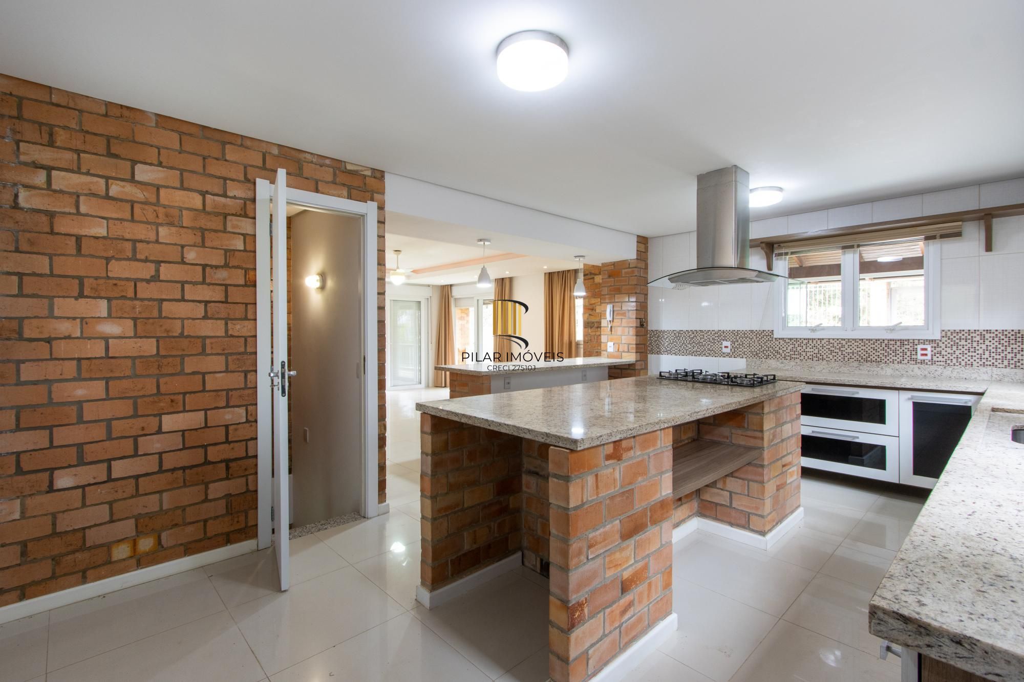 Casa de alvenaria, com 3 dormitórios, 1 suíte, living, cozinha, lavanderia, churrasqueira, banheiro social, pátio e 4 vagas de garagem.