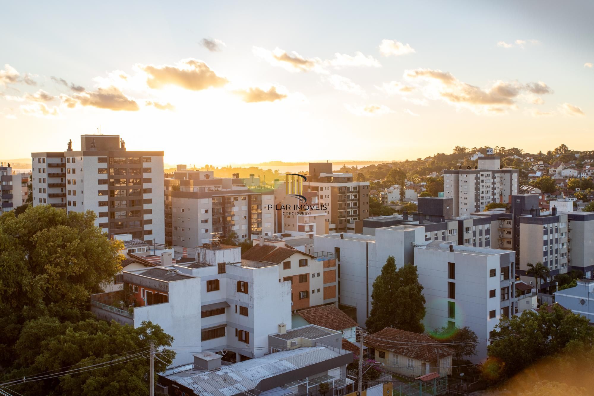 Excelente apartamento de 3 quartos, 1 suíte e 2 vagas de garagem cobertas.