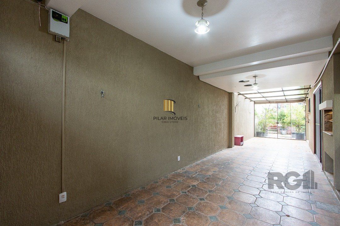 Casa de alvenaria, 3 dormitórios, 1 suíte e pátio com piscina, bairro Espírito Santo.