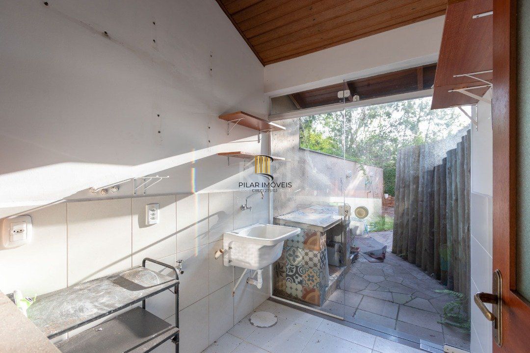 Casa para Venda - 233.34m², 3 dormitórios, sendo 1 suites, 4 vagas - Tristeza