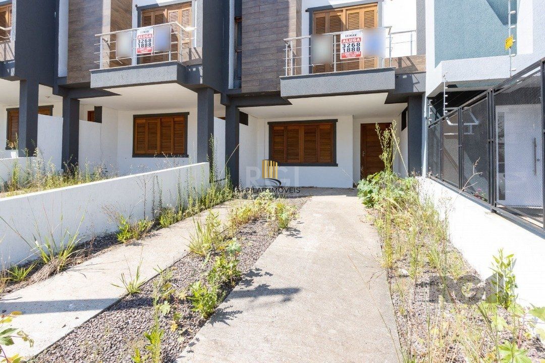 Casa 3 dormitórios no bairro Guarujá