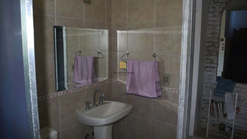 Casa Ampla com 2 pavimentos , grande pátio