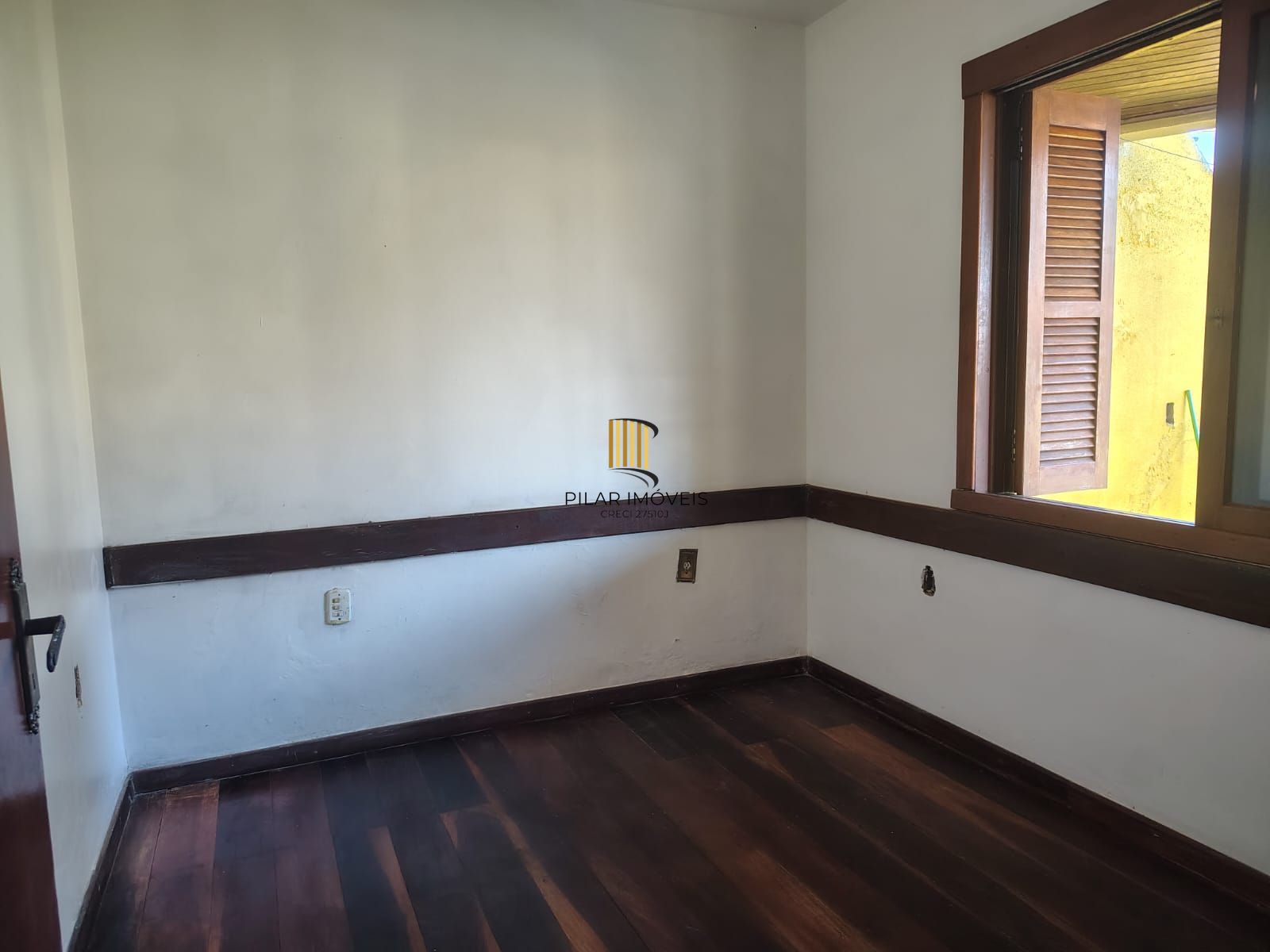 Casa de 4 dormitórios, 1 suíte e 4 vagas de garagem no bairro Cavalhada.