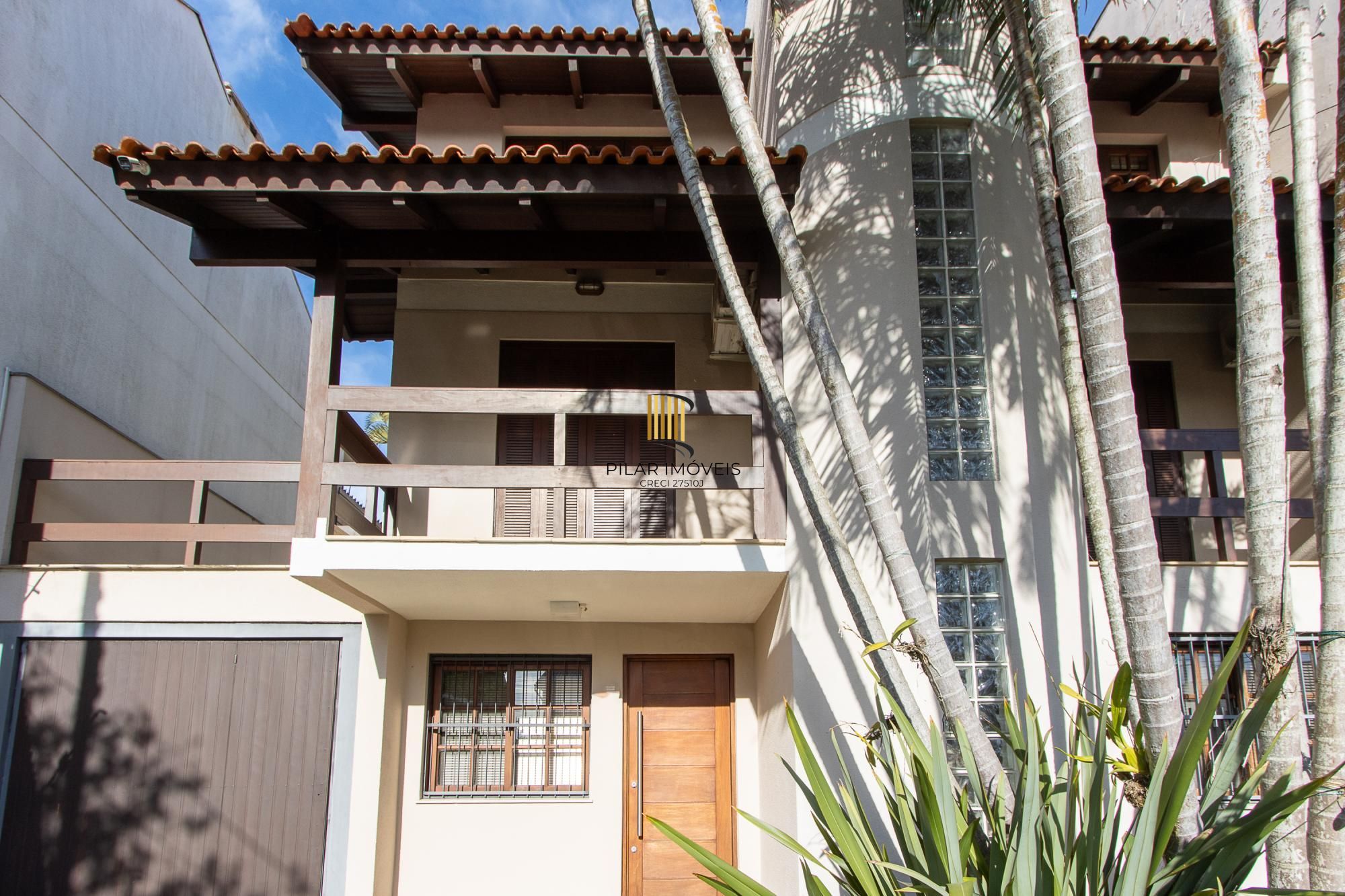 Excelente casa de 3 dormitórios, 1 suíte, pátio, piscina e vaga para 2 carros cobertas.