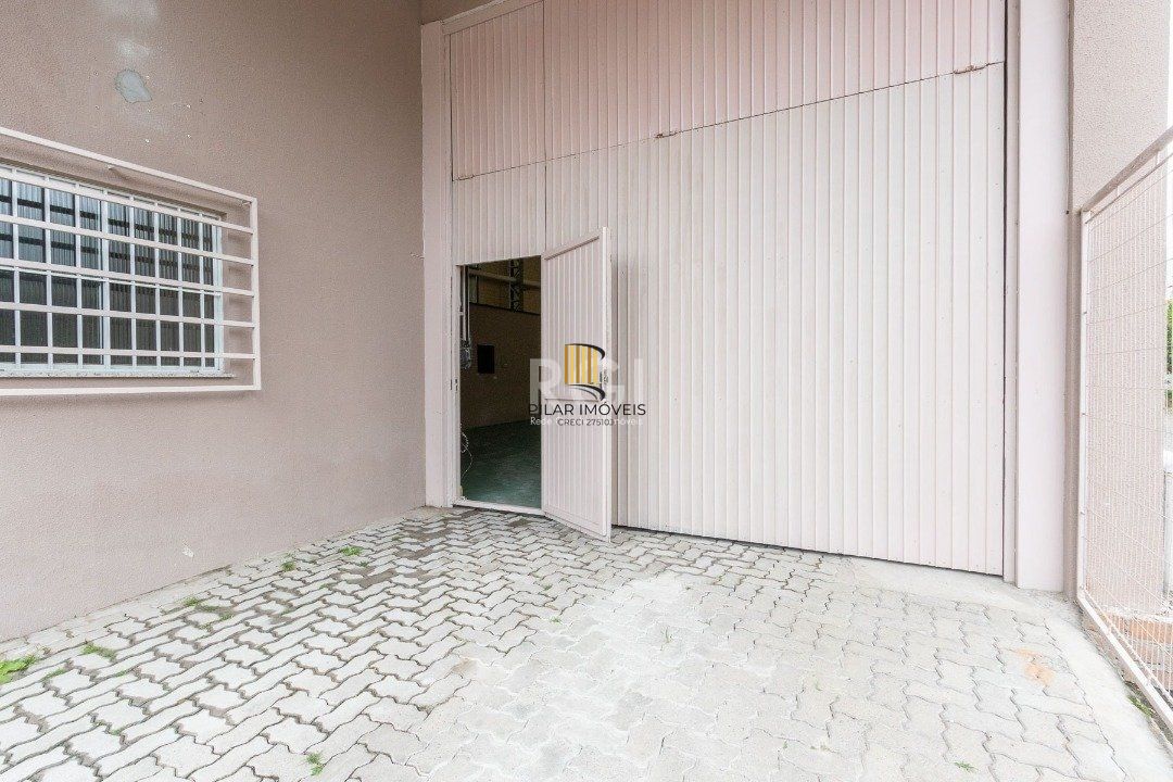 Pavilhão com área construída de cerca de 900m²