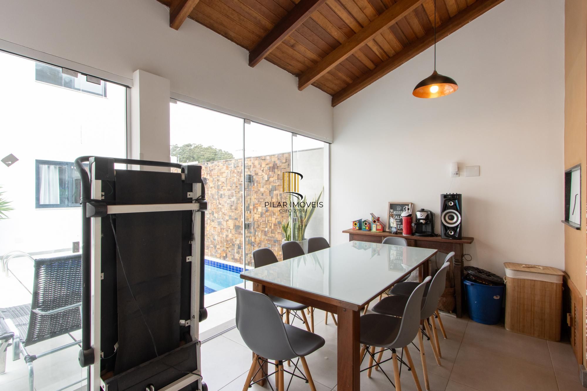 Excelente casa de alvenaria, 4 dormitórios, 2 suítes e 2 vagas de garagem.