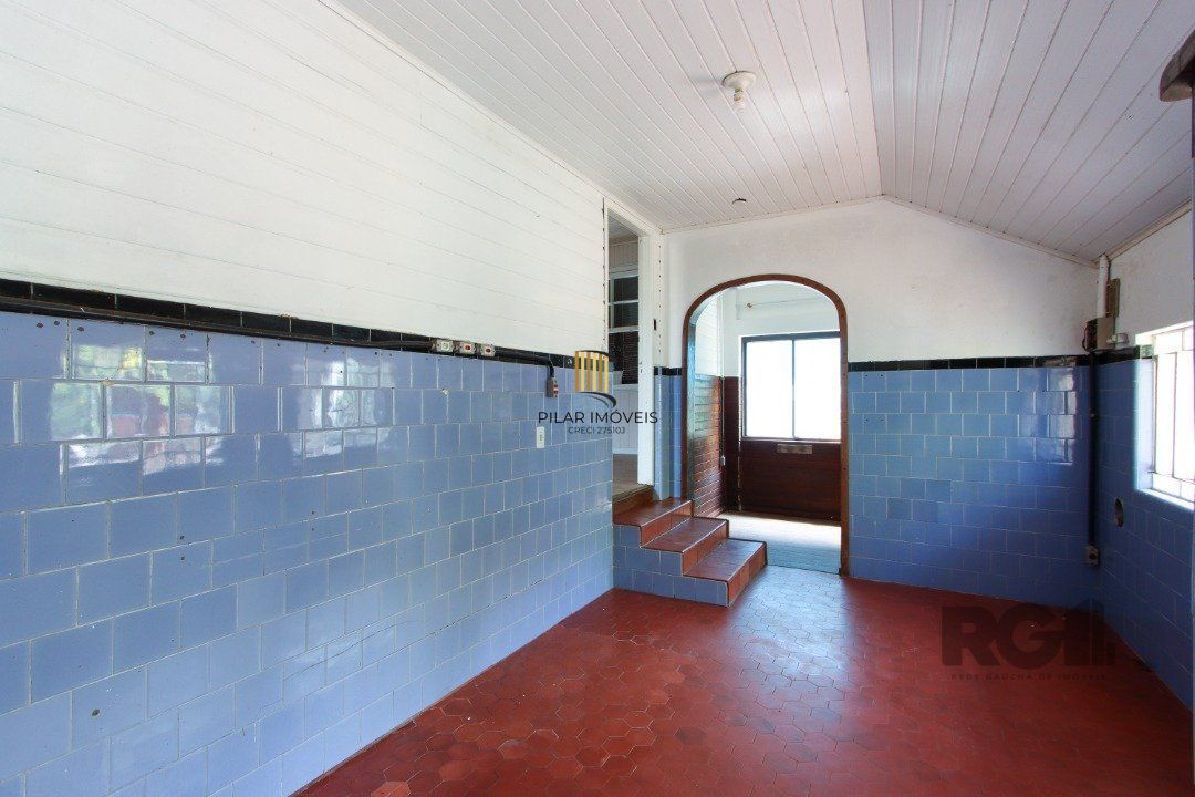 Casa mista com 4 dormitórios, 2 banheiros, 1 lavabo e 3 vagas a uma quadra da Av. Guaíba