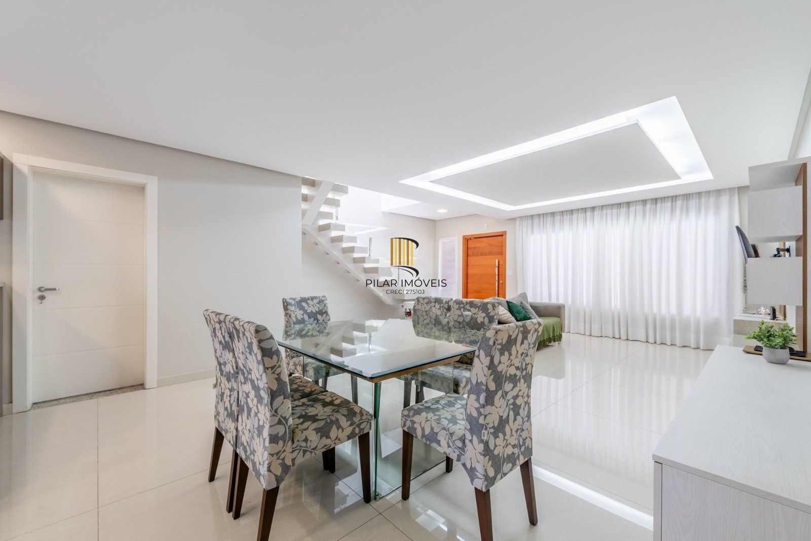 Casa em Condomínio com 228m² e 3 dormitórios, 1 suíte, 3 vagas no bairro Sarandi