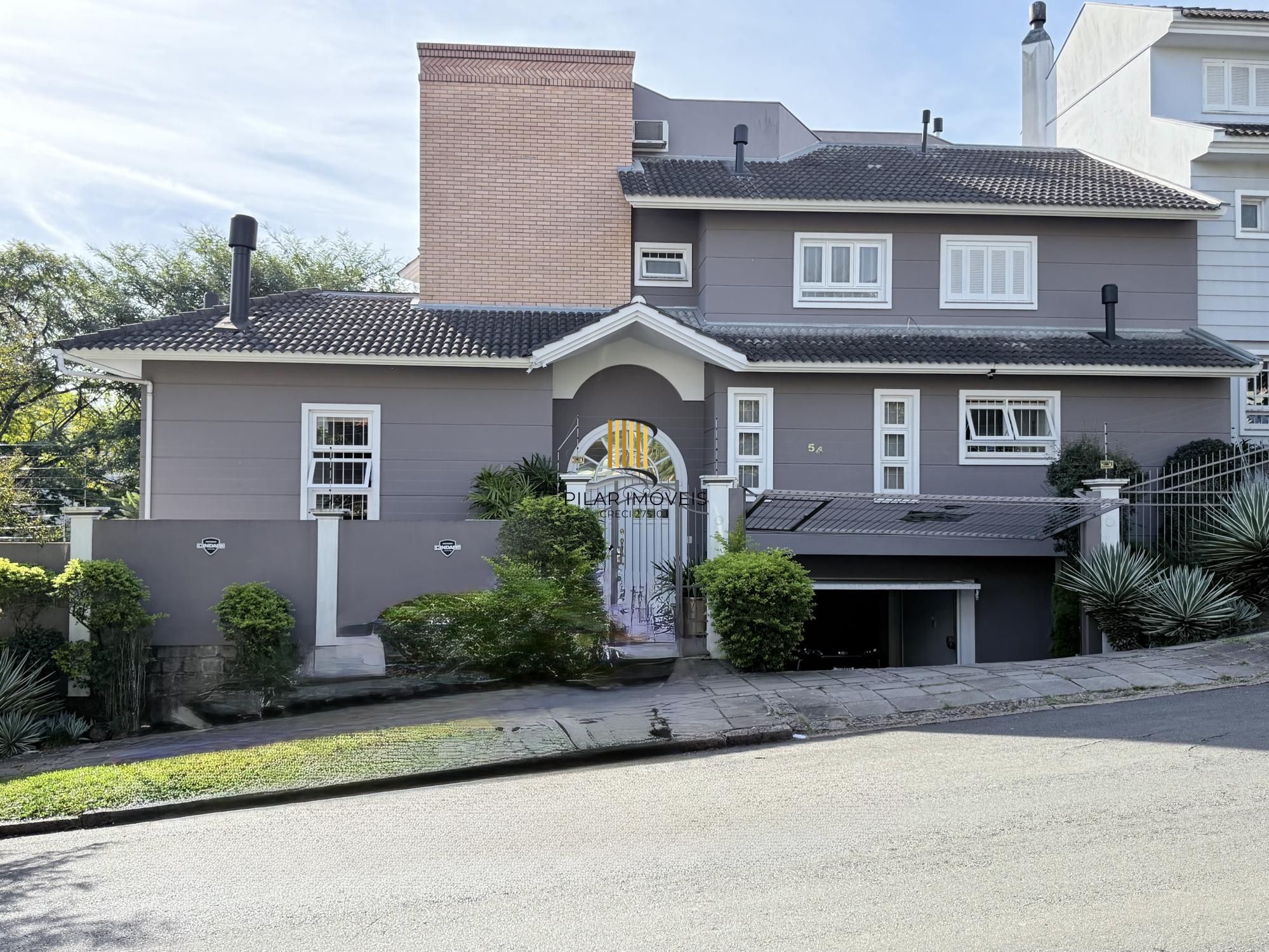 Casa 5 dormitórios no bairro Chácara das Pedras