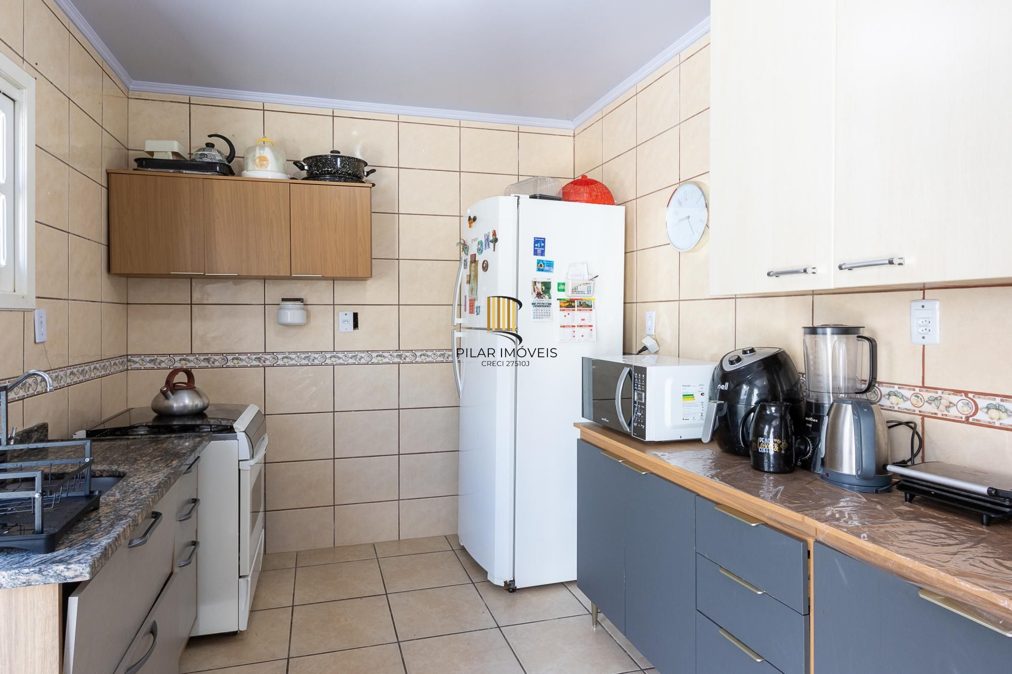 Casa de condomínio, de 3 dormitórios, 1 suíte e 2 vagas de garagem.