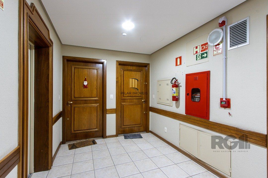 Apartamento 3 quartos, 1 suite, dependência, sacada com churrasqueira, 2 vagas - Bairro Menino Deus