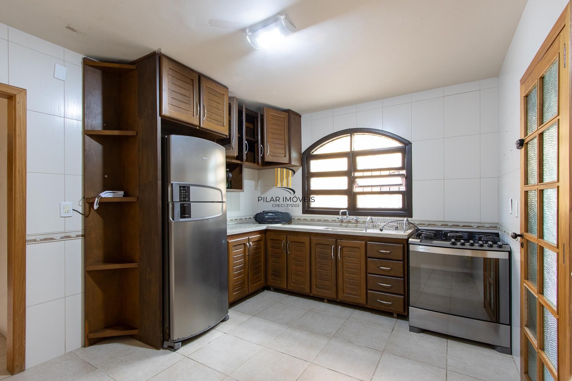 Casa de condomínio, 3 dormitórios, 1 suíte, 1 vaga coberta, no bairro Cristal.